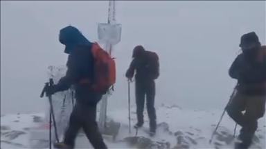 Uludağ'da mevsimin ilk kar yağışı etkili oldu