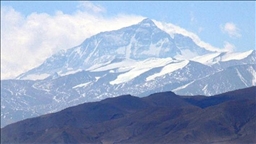 China rescues 580 hikers from Mount Everest