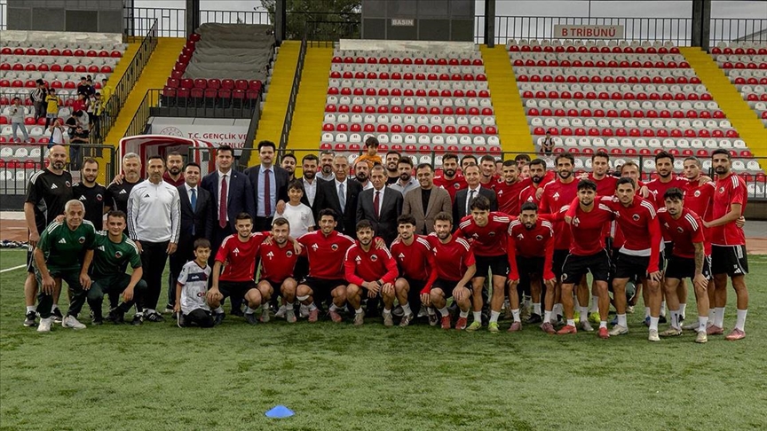 Galatasaray Kulübü Başkanı Özbek, antrenman yapan Mardin 1969 Spor\'u ziyaret etti