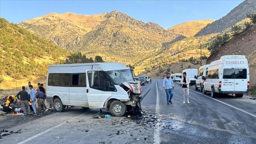 Li Şirnexê minibês û wesayîta bazirganiyê ya sivik li hev qelibîn, 11 kes birîndar bûn