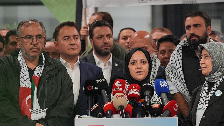 Özgürlük Filosu\'nda alıkonulan 3 Türk milletvekili yurda döndü
