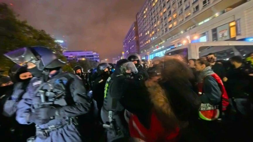 Policajac udario parlamentarku na protestu podrške za Gazu u Berlinu