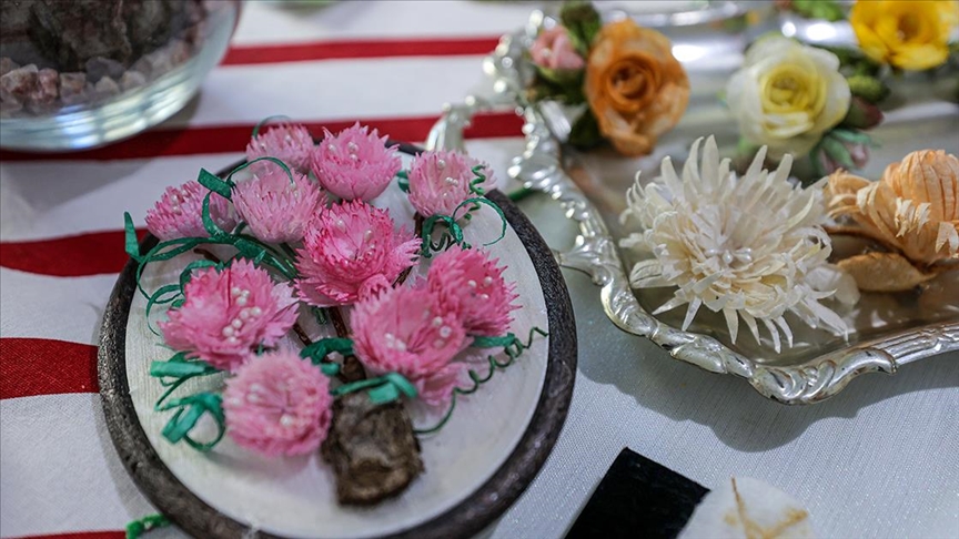 İpek böceği kozalarını 31 yıldır sanata dönüştürüyor