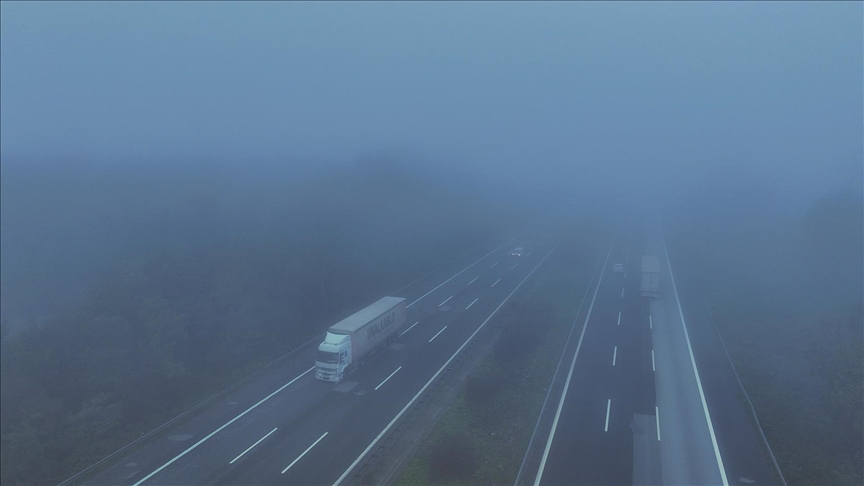 Anadolu Otoyolu'nun Düzce kesiminde sis etkili oldu