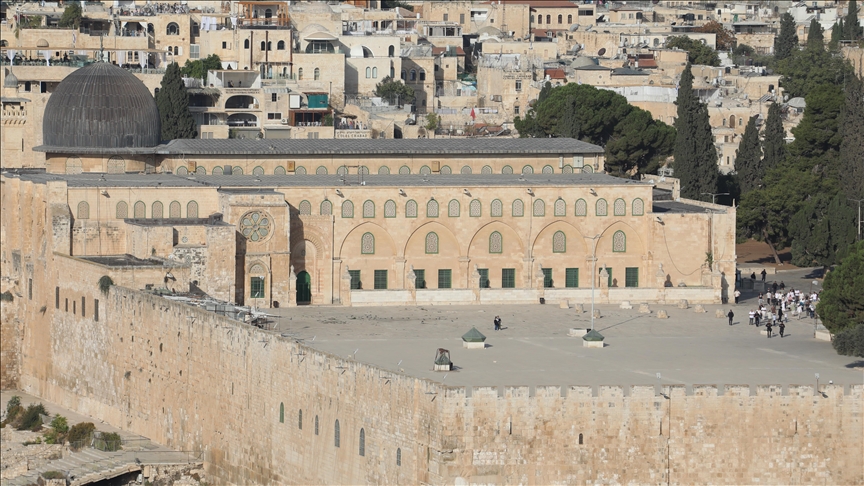 Hebrenjtë fanatikë vazhdojnë në ditën e tretë bastisjen e tyre ndaj Xhamisë Al Aksa