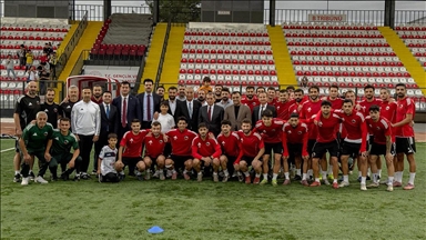 Galatasaray Kulübü Başkanı Özbek, antrenman yapan Mardin 1969 Spor'u ziyaret etti