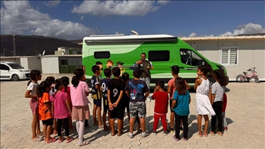 Yeşilay karavan etkinlikleriyle afetzede çocukları bağımlılıklara karşı bilinçlendiriyor