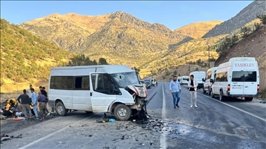 Li Şirnexê minibês û wesayîta bazirganiyê ya sivik li hev qelibîn, 11 kes birîndar bûn
