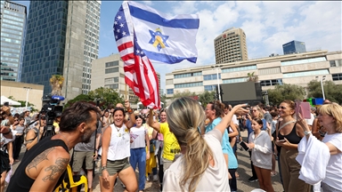 Izraelitët mblidhen në Tel Aviv për të festuar armëpushimin në Gaza që pritet të hyjë në fuqi