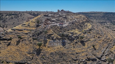 Kaymakam, tarihi Zerzevan Kalesi'ndeki kazıda gönüllü iz sürüyor