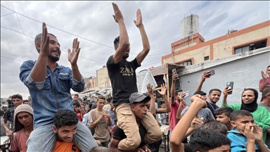 طالبوا بالعودة والإعمار.. فلسطينيون فرحون بوقف النار 