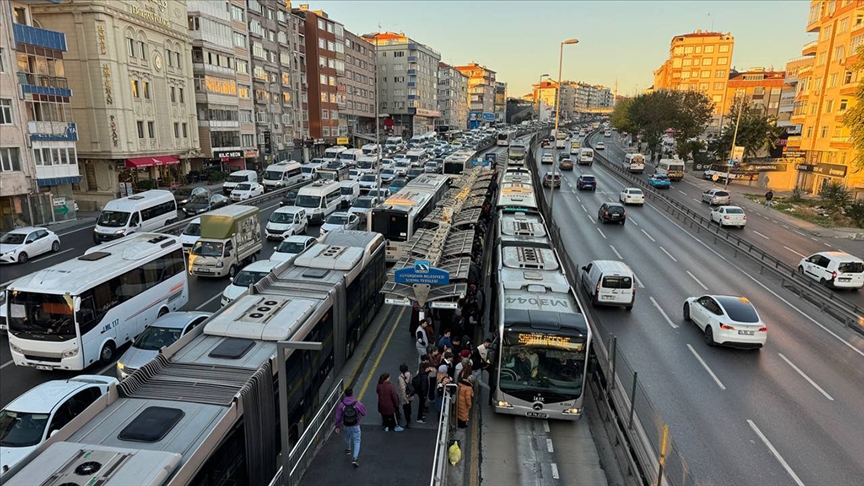 AK Parti, İstanbul'da 30 yaş üstü öğrencilerin indirimli ulaşım hakkını yeniden mahkemeye taşıdı