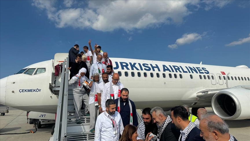 Plane carrying Freedom Flotilla activists lands in Istanbul