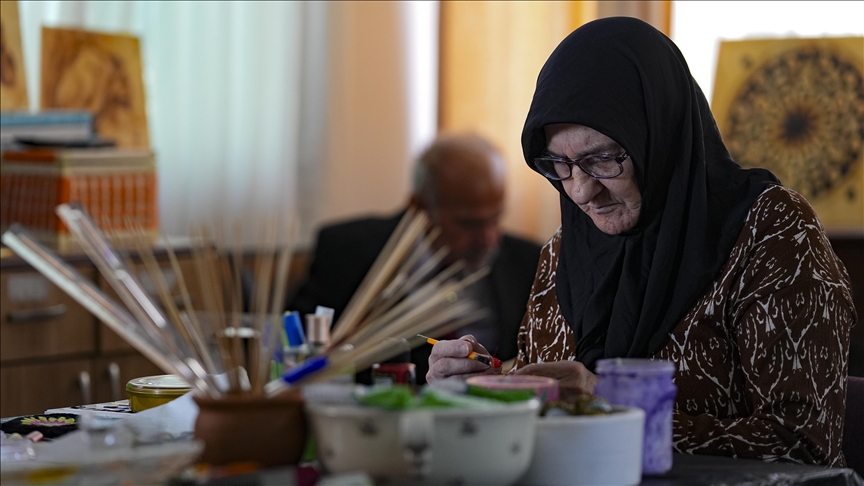 İzmir'de huzurevi sakinleri sanat etkinlikleriyle sosyalleşiyor