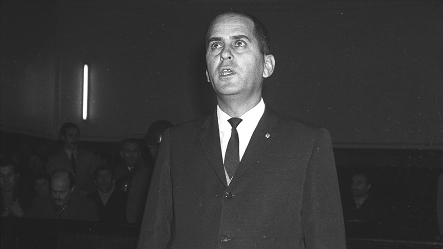 Eserlerinde Anadolu halkının sorunlarını işleyen yazar: Fakir Baykurt