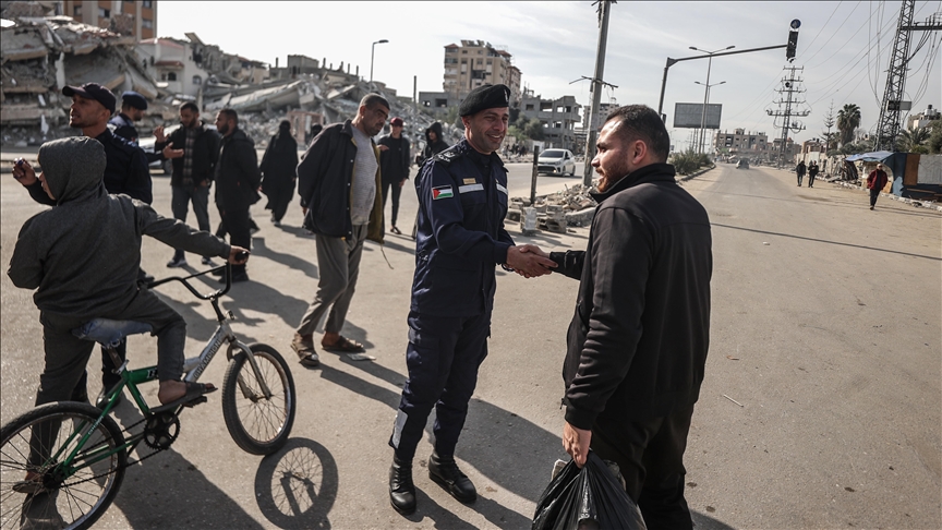 حكومة غزة تدعو الفلسطينيين للتعاون لاستعادة الحياة تدريجيا