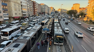 AK Parti, İstanbul'da 30 yaş üstü öğrencilerin indirimli ulaşım hakkını yeniden mahkemeye taşıdı