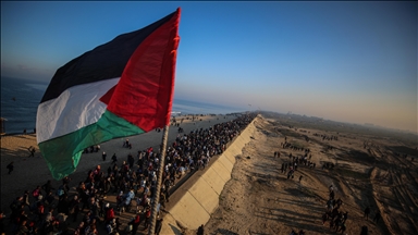 آلاف النازحين الفلسطينيين يبدؤون العودة إلى مدينة غزة 