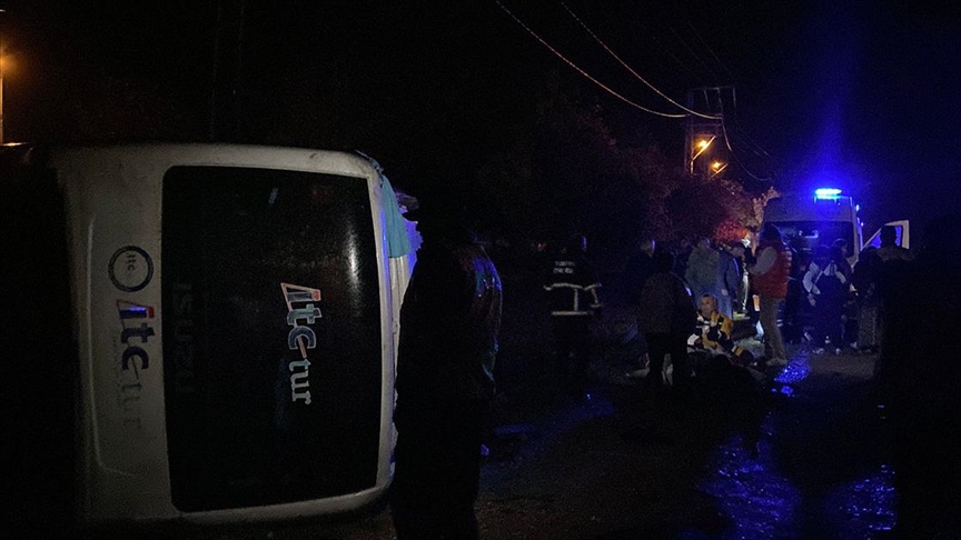 Kastamonu'da tur midibüsü devrildi, 25 kişi yaralandı