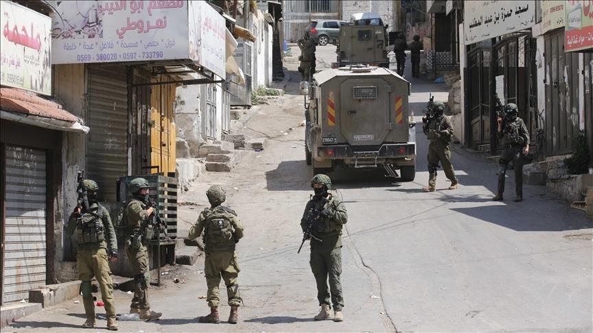 الضفة.. جيش إسرائيل يعتقل طفلا فلسطينيا ومستوطنون يعتدون على مزارعين