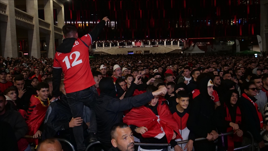 Tiranë, tifozët e Kombëtares së Shqipërisë në Futboll krijojnë atmosferë festive