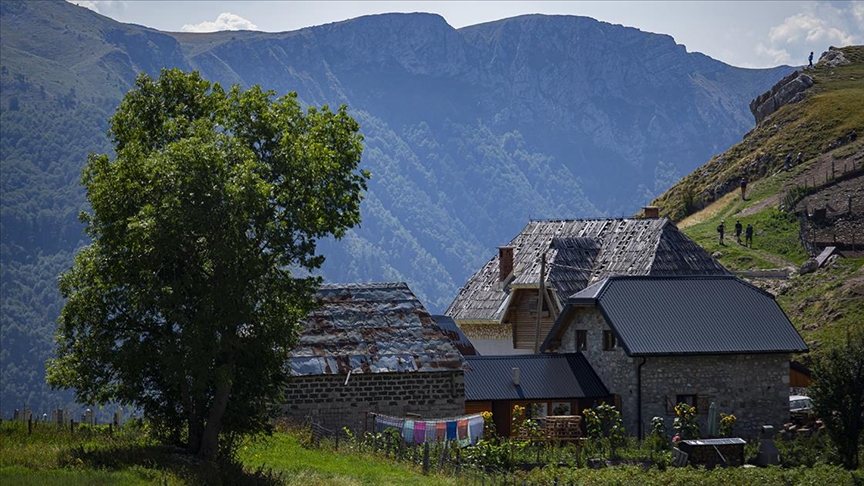 Bosna Hersek'te teknolojiden uzak, doğasıyla öne çıkan dağ köyü: Lukomir