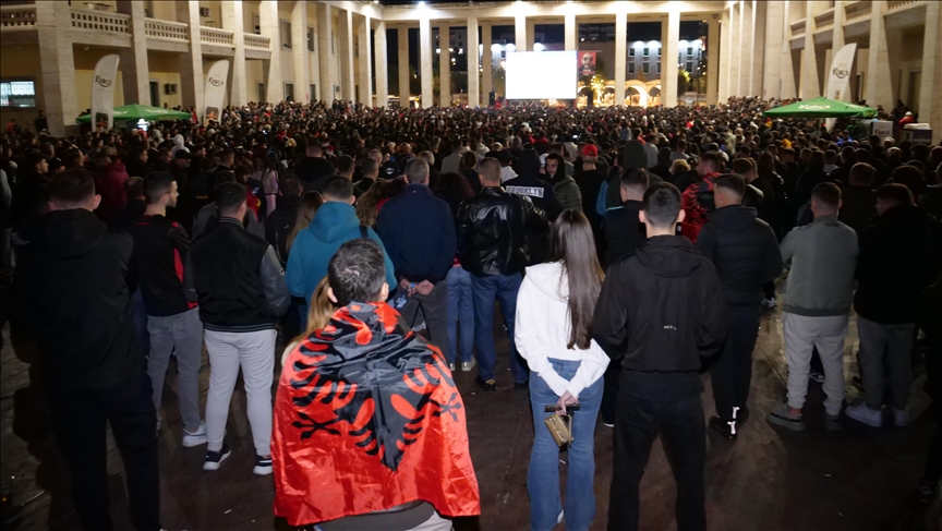 Hiljade navijača albanske reprezentacije u Tirani prati utakmicu sa Srbijom