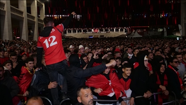 Tiranë, tifozët e Kombëtares së Shqipërisë në Futboll krijojnë atmosferë festive