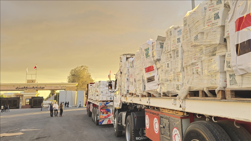Konvojet me ndihma humanitare kalojnë kufirin Rafah pas armëpushimit
