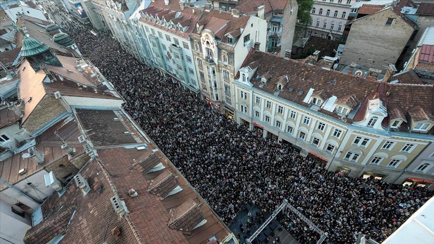 Hiljade građana Sarajeva, Podgorice, Zagreba, Beograda i drugih gradova oprostilo se od Halida Bešlića