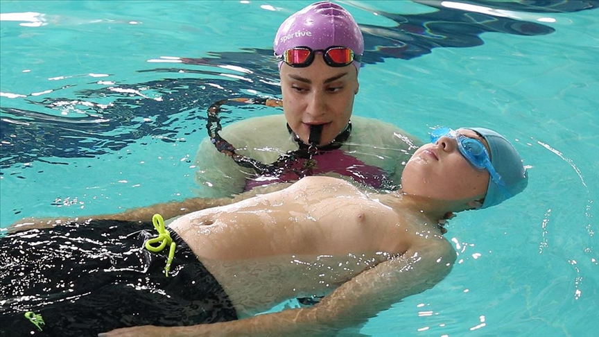 Helin, fobisini yenerek yüzme antrenörü oldu