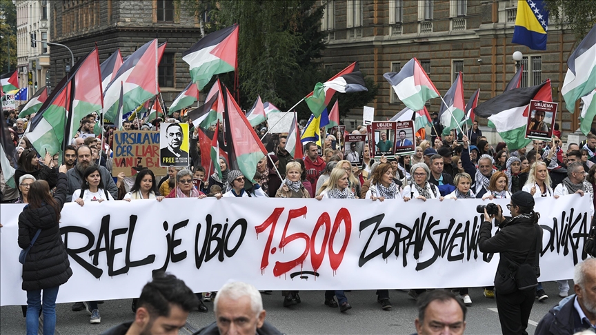 Илјадници граѓани на протест во Сараево: БиХ да го осуди геноцидот врз Палестинците и да ги прекине сите врски со Израел