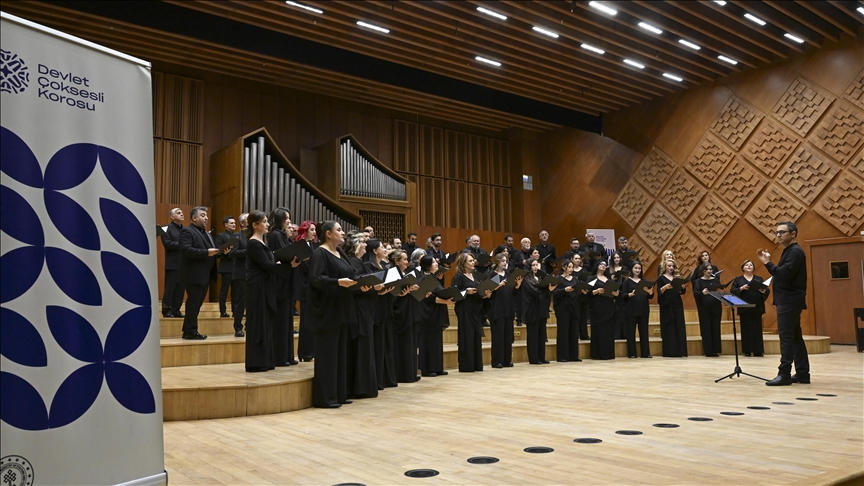 Devlet Çoksesli Korosu Daimi Şefi Erdem, yeni sanat sezonunu tanıttı