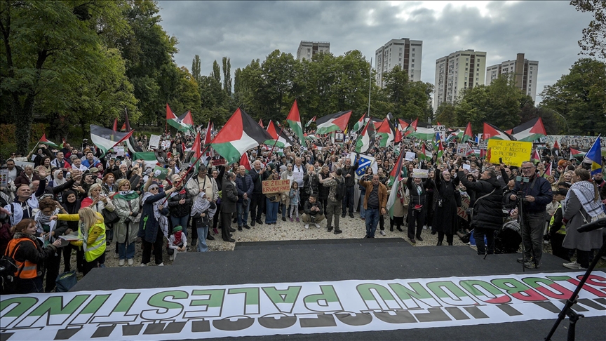 Mijëra në protestë në Sarajevë, dënojnë gjenocidin ndaj palestinez dhe kërkojnë ndërprerjen e lidhjeve me Izraelin