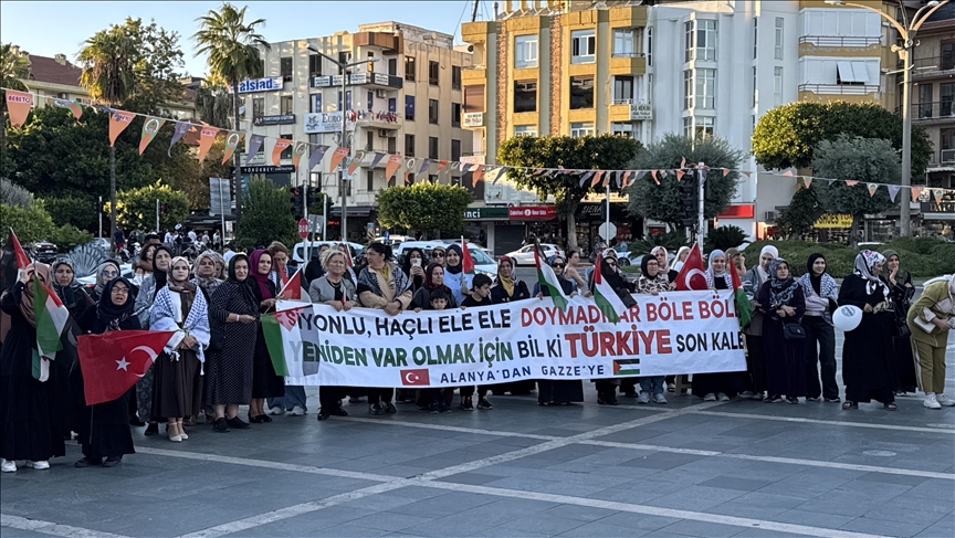 İsrail'in alıkoyduğu Küresel Sumud Filosu aktivistlerinden Arslan ve Şimşek, Alanya'da karşılandı
