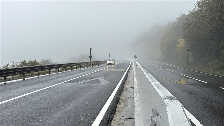 Bolu Dağı'nda sis ve sağanak etkili oluyor