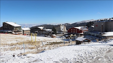 Kar yağışıyla beyaza bürünen Uludağ kayak sezonunu bekliyor