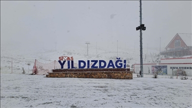 Sivas'ta Yıldız Dağı Kayak Merkezi'ne kar yağdı