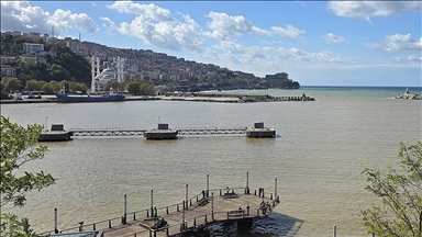 Zonguldak'ta yağışla gelen çamurlu su denizin rengini değiştirdi