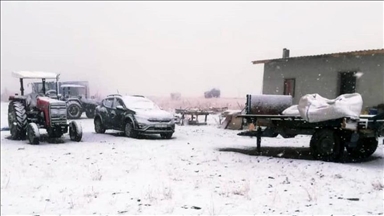 Niğde'nin yüksek kesimlerine mevsimin ilk karı yağdı