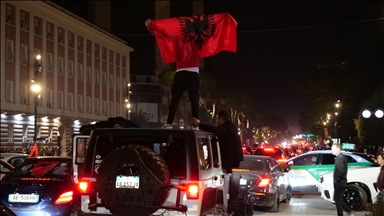 Tiranë, tifozët shqiptarë festojnë fitoren e Shqipërisë ndaj Serbisë