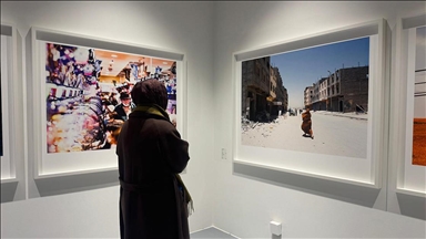 Zeki Demirkubuz, yeni sergisindeki fotoğraflarla yalnızlığını izini sürüyor
