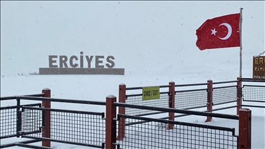 İç Anadolu'nun zirvesi Erciyes'te kar etkili oluyor
