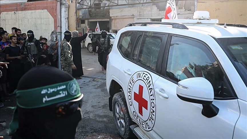 Treize prisonniers israéliens supplémentaires remis au Croissant-Rouge à Gaza, en route vers Israël