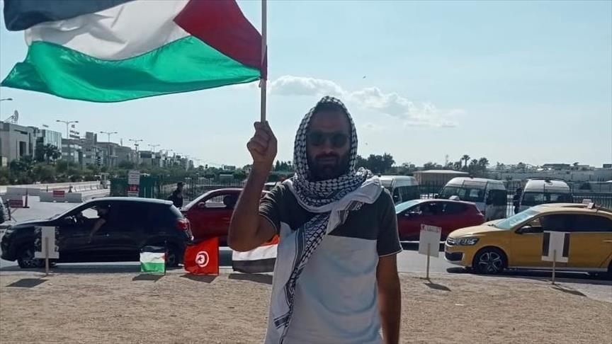 وصول الناشط بسفينة "الضمير" علي كنيس إلى مطار تونس قرطاج