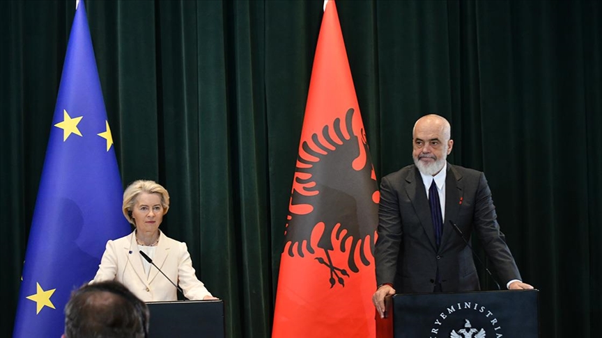 AB Komisyonu Başkanı Von der Leyen, Arnavutluk'un AB'ye üyelik için doğru yolda olduğunu belirtti