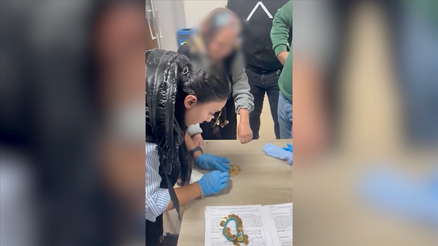 Esenyurt'ta dilencilik yapan kadının üzerinden 67 çeyrek altın çıktı