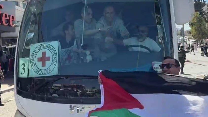 وصول أسرى فلسطينيين من سجن "عوفر" الإسرائيلي إلى رام الله