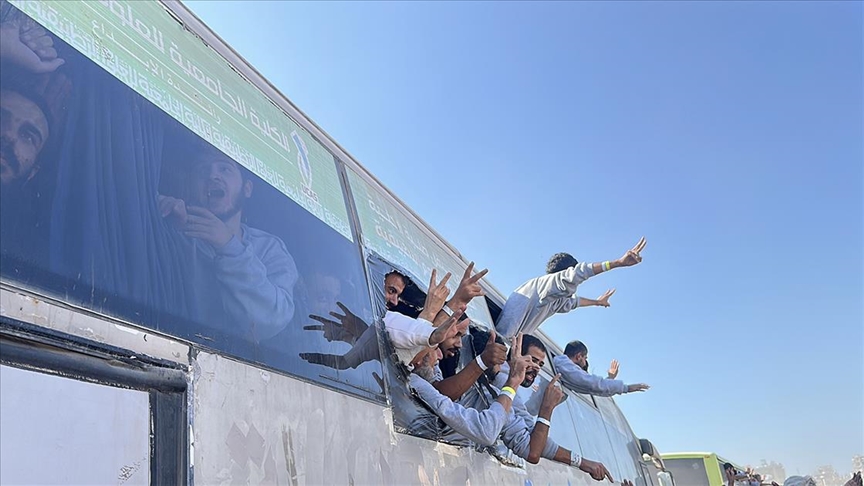 İsrail hapishanelerinden serbest kalan Filistinli esirler aileleriyle kavuşma anını heyecanla bekliyor