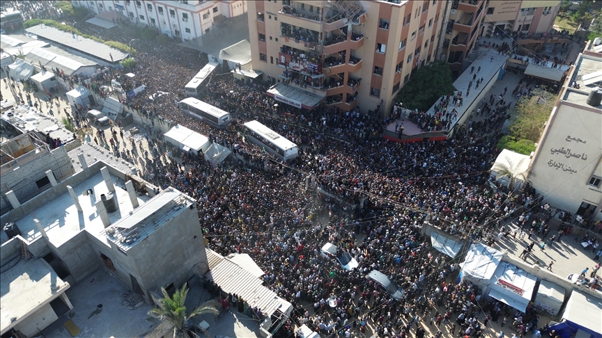 وصول أسرى فلسطينيين محررين من سجون إسرائيل إلى غزة